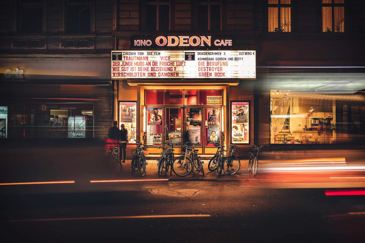 Szene wie aus einem Film, direkt vor dem Odeon-Kino, fotografiert von Thomas Paal, Kopfwerk Bamberg